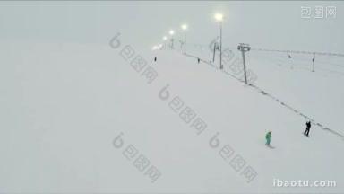 滑雪场滑雪者在斜坡和缆车上的鸟瞰图